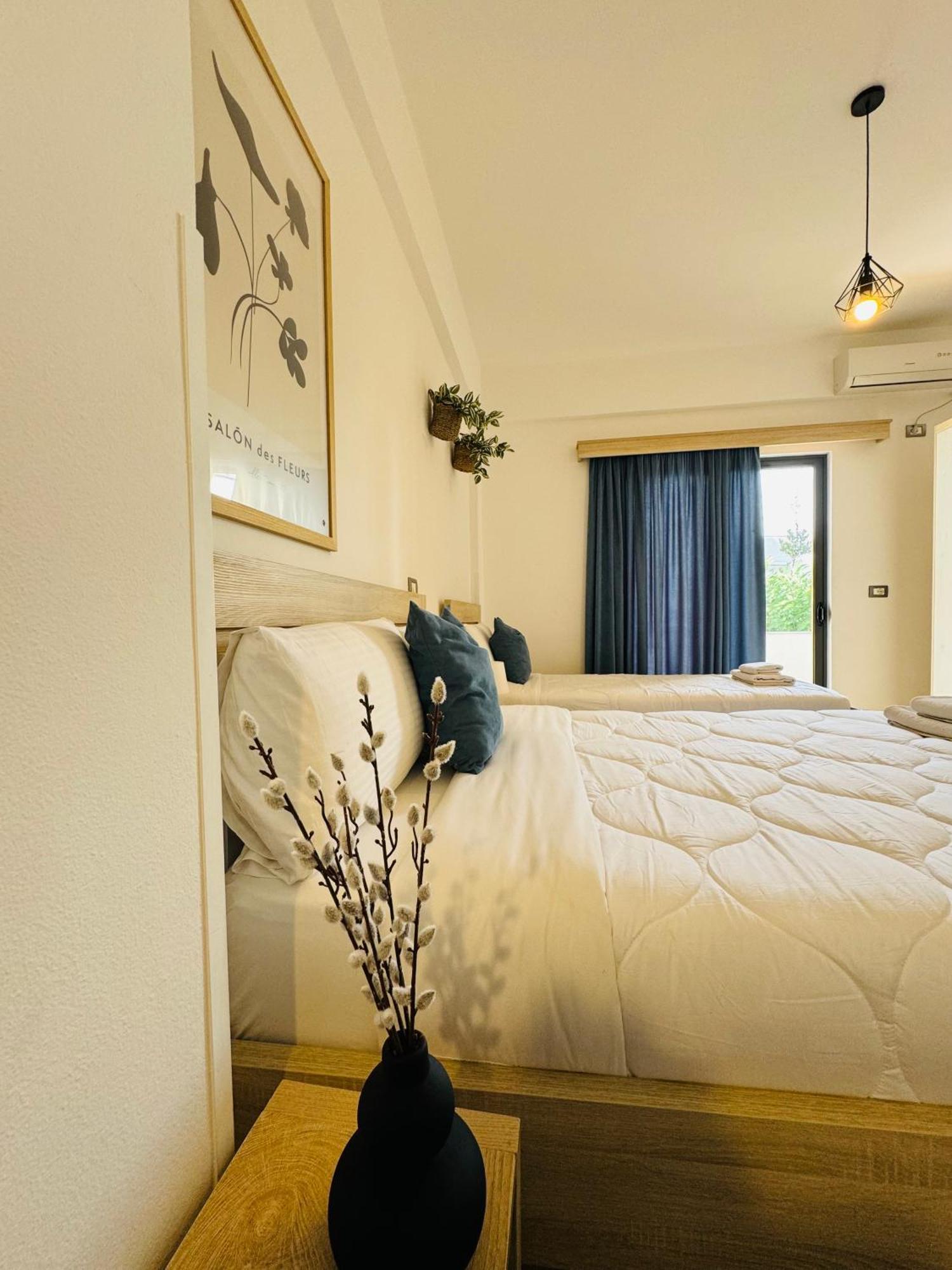 Hotel White